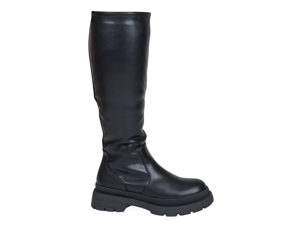 Bota alta color negro con suela track gruesa y acabado brillante.