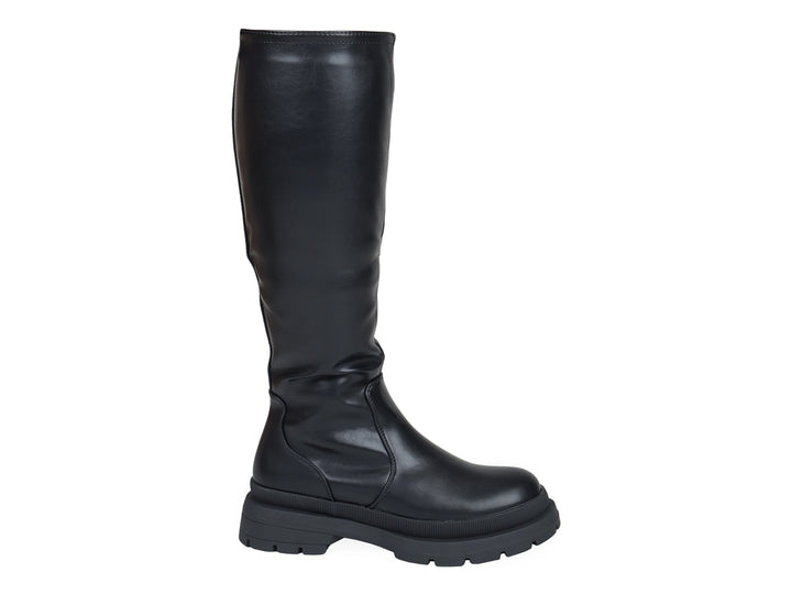 Bota alta color negro con suela track gruesa y acabado brillante.