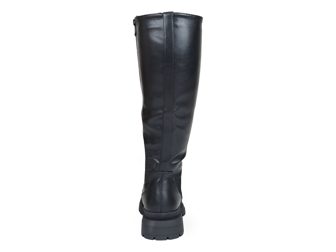 Bota alta color negro con suela track gruesa y acabado brillante.