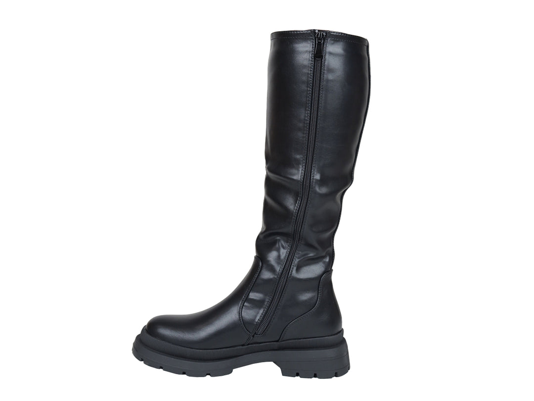 Bota alta color negro con suela track gruesa y acabado brillante.
