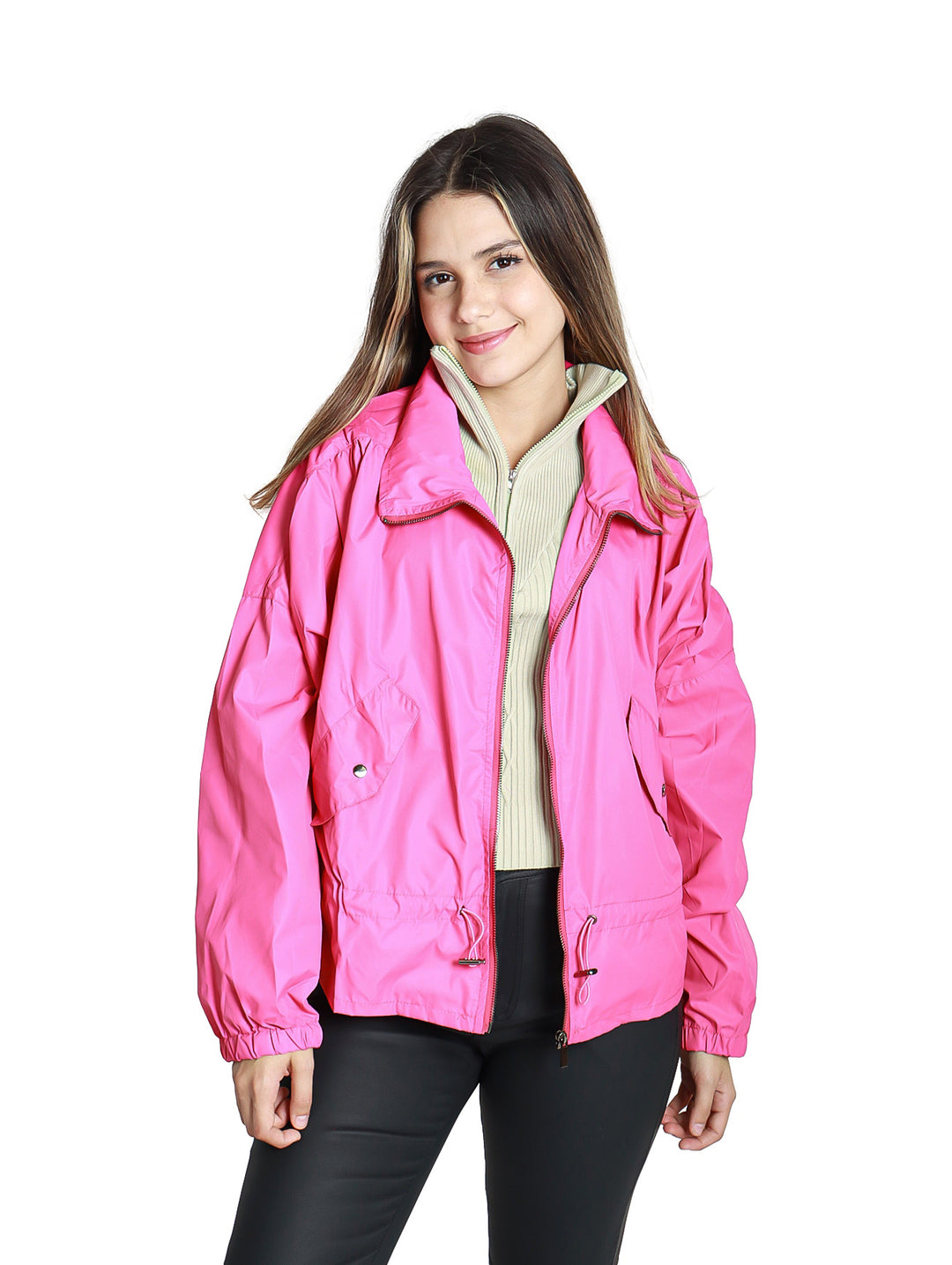 Mujer vistiendo una chamarra rompevientos de color fucsia con cierre frontal y ajuste en la cintura.