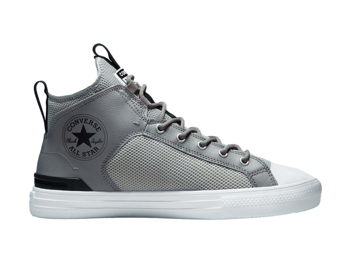 Tenis Converse Ultra Mid en color gris piedra con suela blanca y detalles en negro.