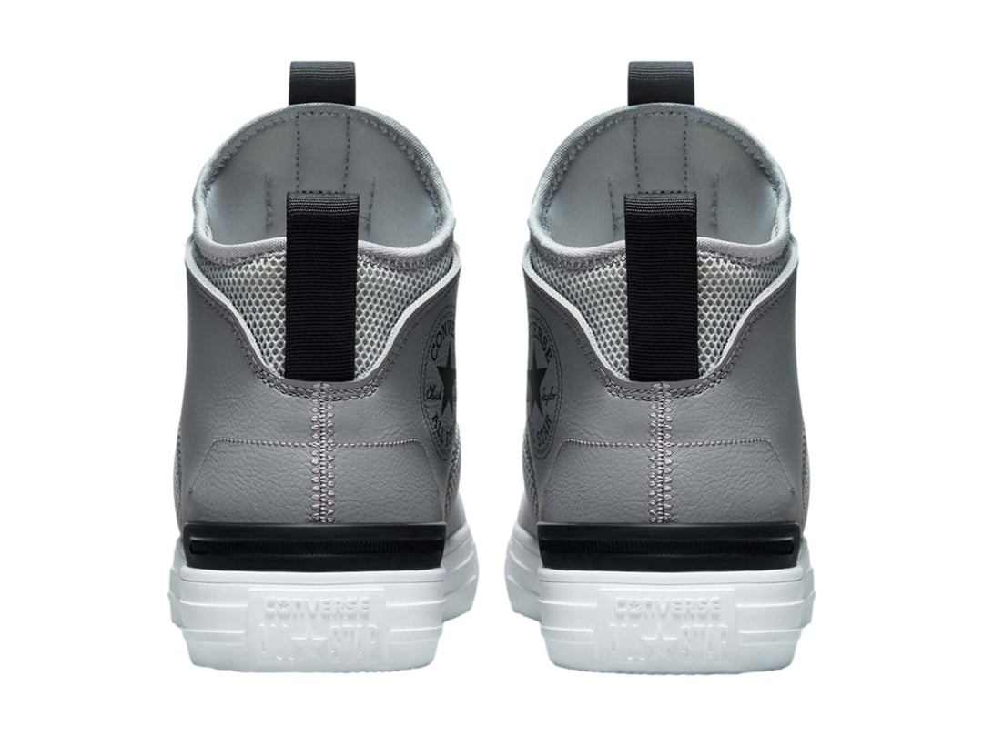Tenis Converse Ultra Mid en color gris piedra con suela blanca y detalles en negro.
