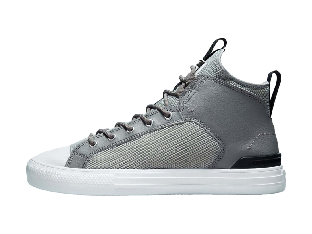 Tenis Converse Ultra Mid en color gris piedra con suela blanca y detalles en negro.