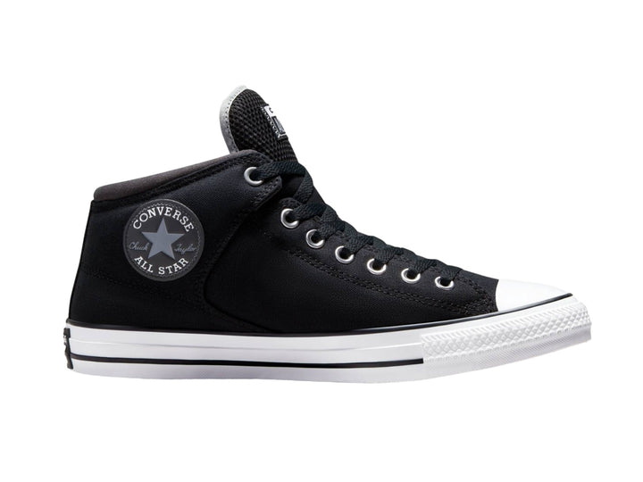 Tenis Converse Chuck Taylor All Star de bota alta en color negro con suela y puntera blancas.