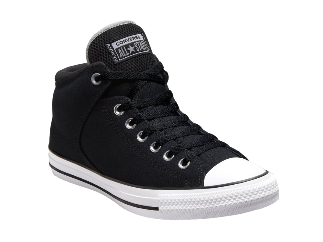 Tenis Converse Chuck Taylor All Star de bota alta en color negro con suela y puntera blancas.