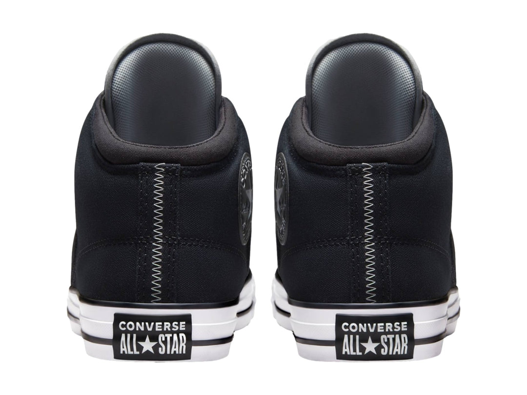 Tenis Converse Chuck Taylor All Star de bota alta en color negro con suela y puntera blancas.