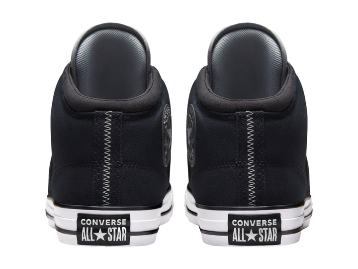 Tenis Converse Chuck Taylor All Star de bota alta en color negro con suela y puntera blancas.