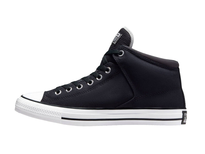 Tenis Converse Chuck Taylor All Star de bota alta en color negro con suela y puntera blancas.
