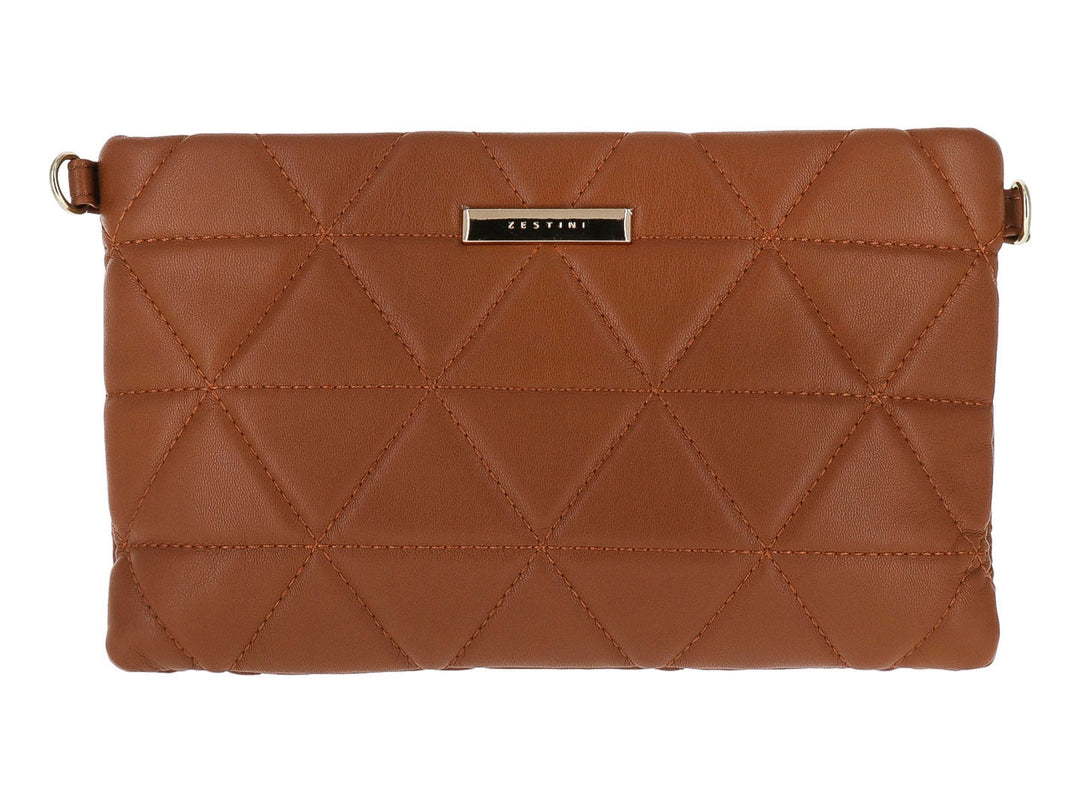 Bolso estilo cartera color marrón con diseño acolchado geométrico y placa metálica central.