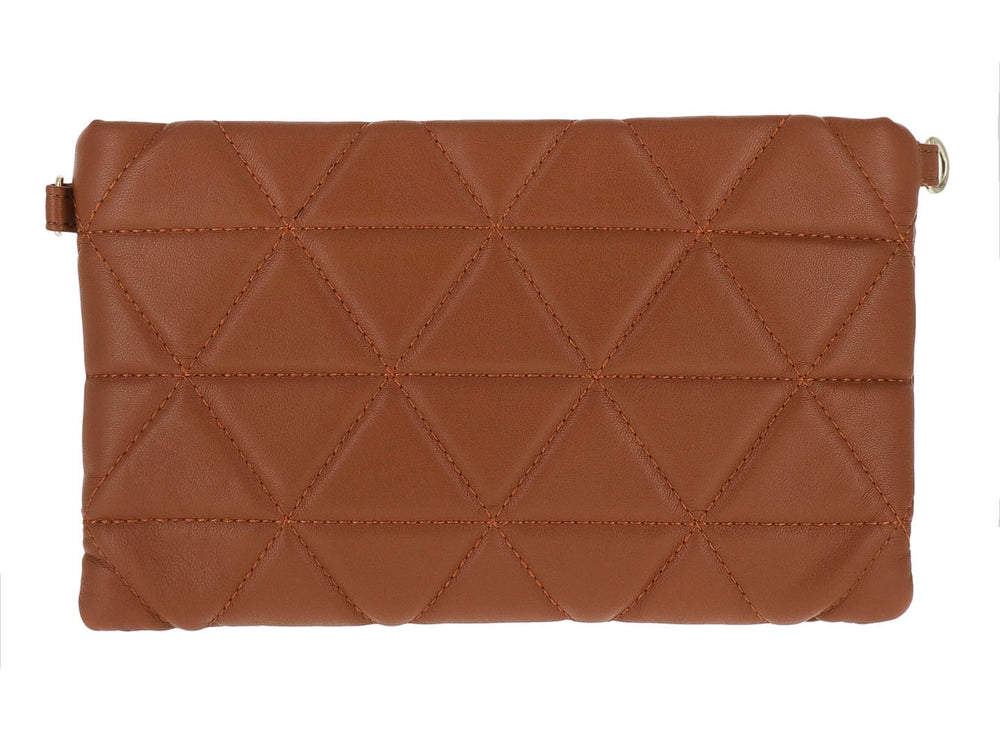 Bolso estilo cartera color marrón con diseño acolchado geométrico y placa metálica central.