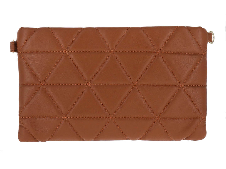 Bolso estilo cartera color marrón con diseño acolchado geométrico y placa metálica central.