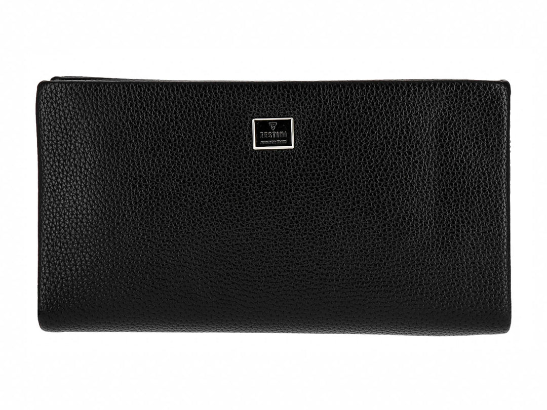 Bolso estilo cartera color negro con textura granulada y detalle metálico central.