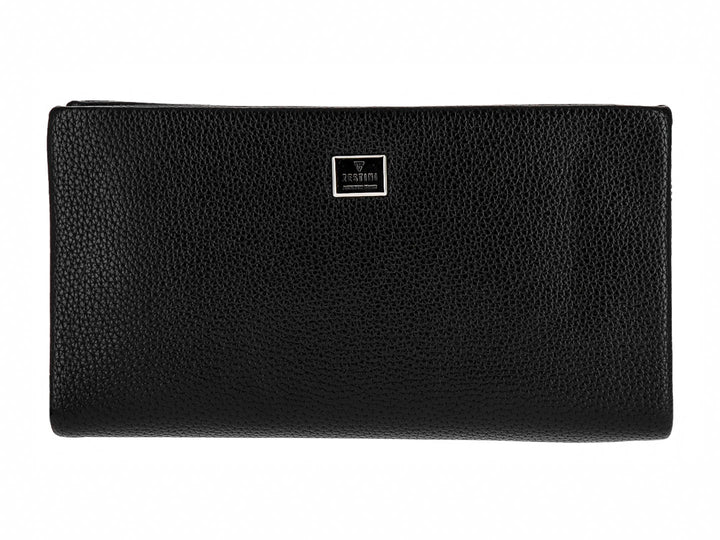 Bolso estilo cartera color negro con textura granulada y detalle metálico central.