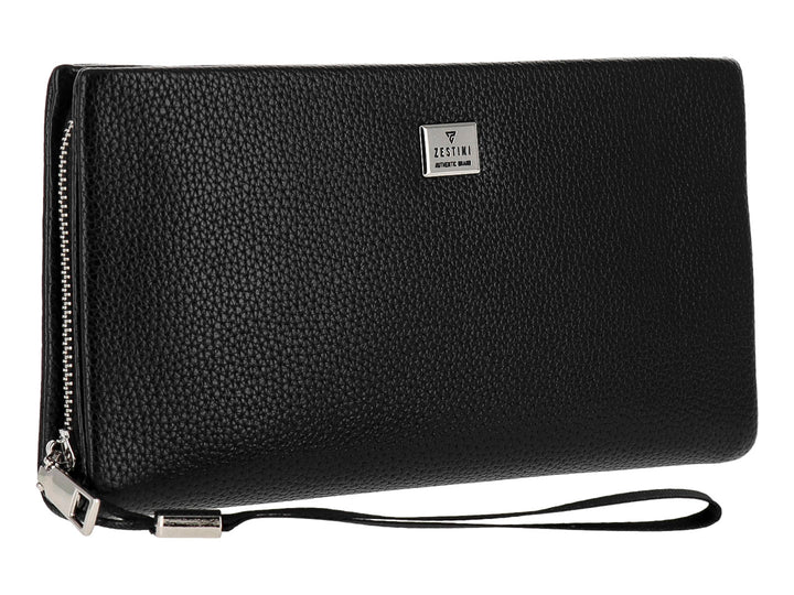 Bolso estilo cartera color negro con textura granulada y detalle metálico central.