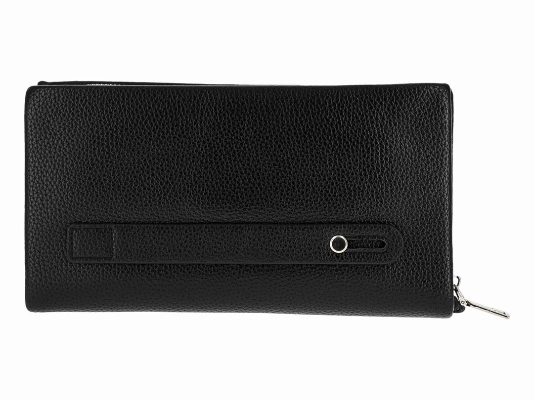 Bolso estilo cartera color negro con textura granulada y detalle metálico central.