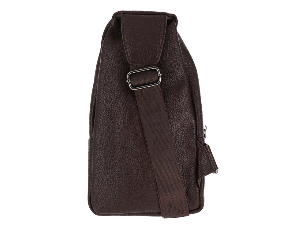 Bolso tipo mariconera color marrón con textura cuadriculada en la parte inferior y cierre frontal.