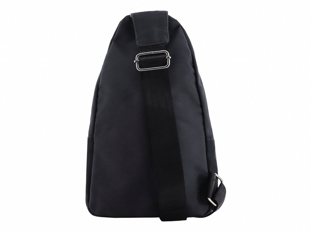 Mochila color gris oscuro con cierres plateados y diseño casual.