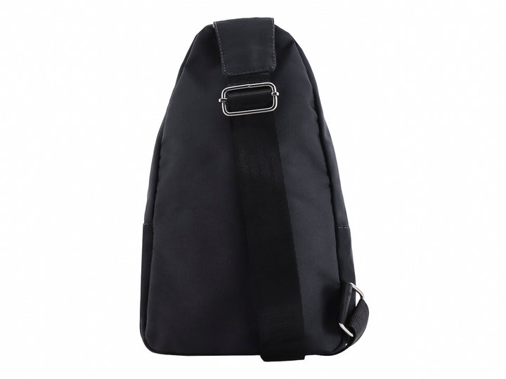 Mochila color gris oscuro con cierres plateados y diseño casual.