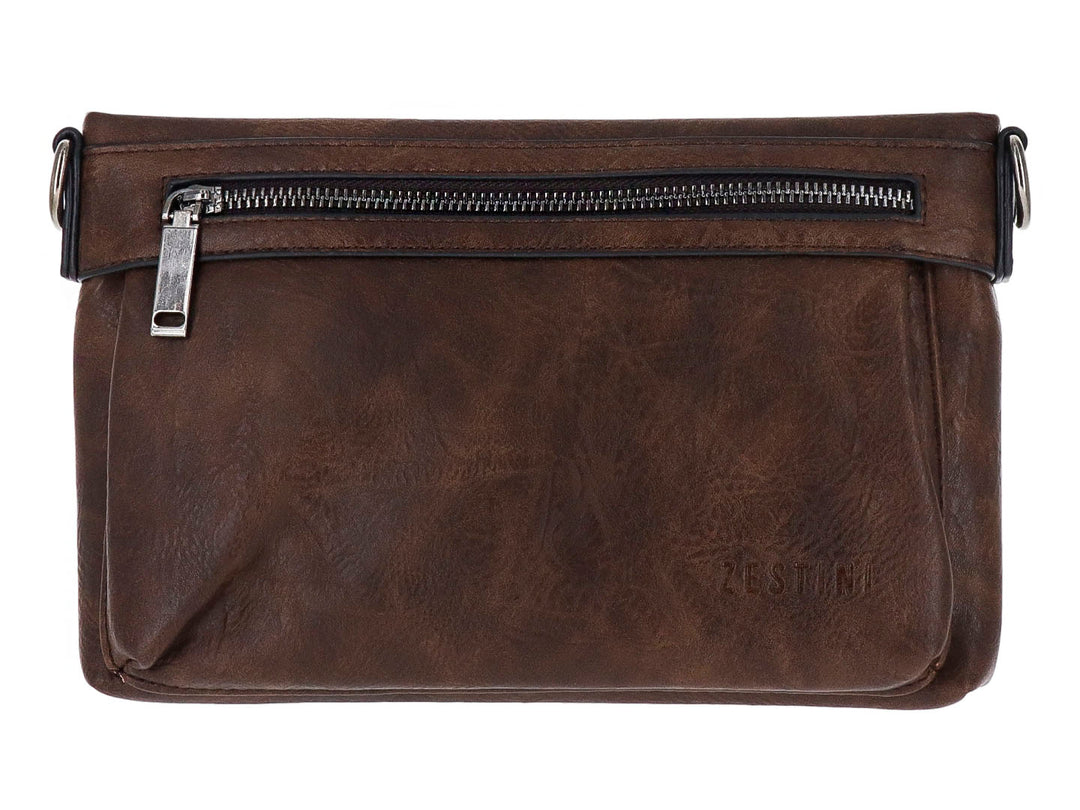 Bolso estilo cartera color marrón con cierre superior plateado y acabado mate.