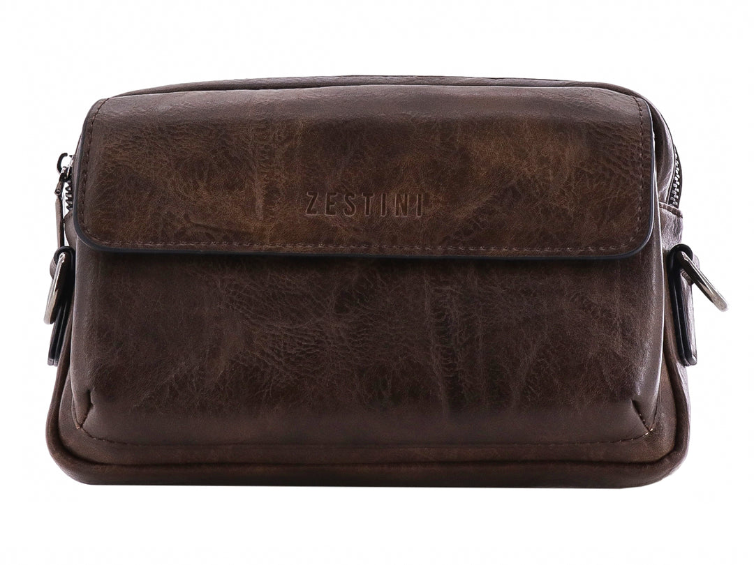 Bolso estilo cartera color marrón con textura de cuero envejecido y cierre superior.