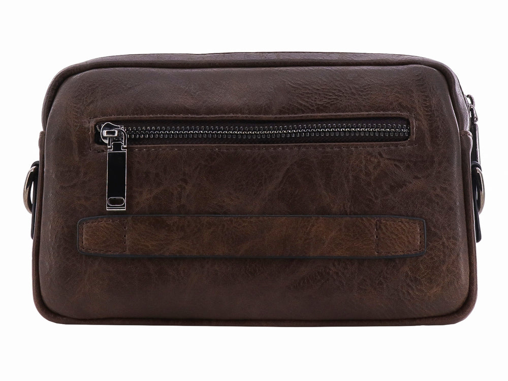 Bolso estilo cartera color marrón con textura de cuero envejecido y cierre superior.