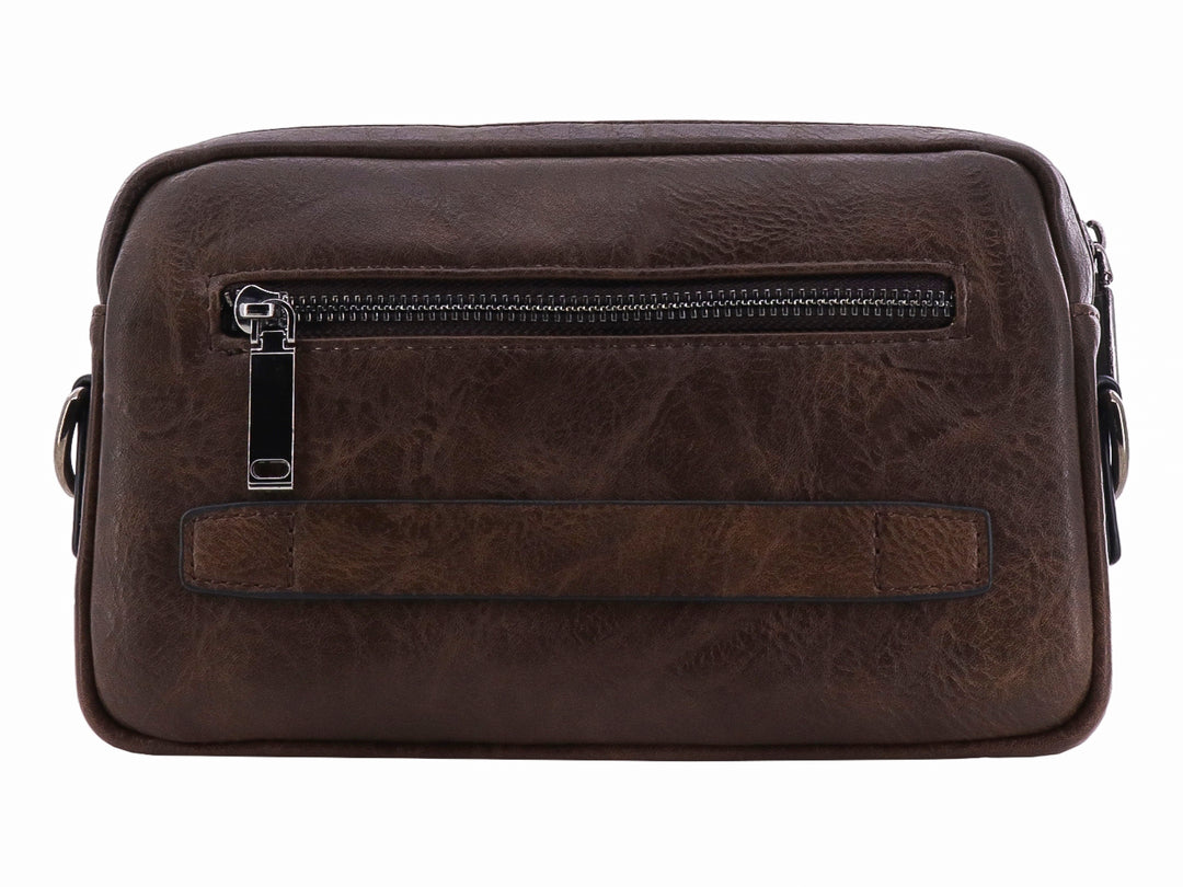 Bolso estilo cartera color marrón con textura de cuero envejecido y cierre superior.