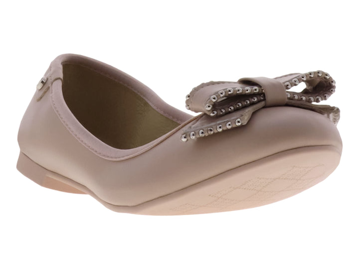Zapato plano color nude con moño decorado con estoperoles plateados.