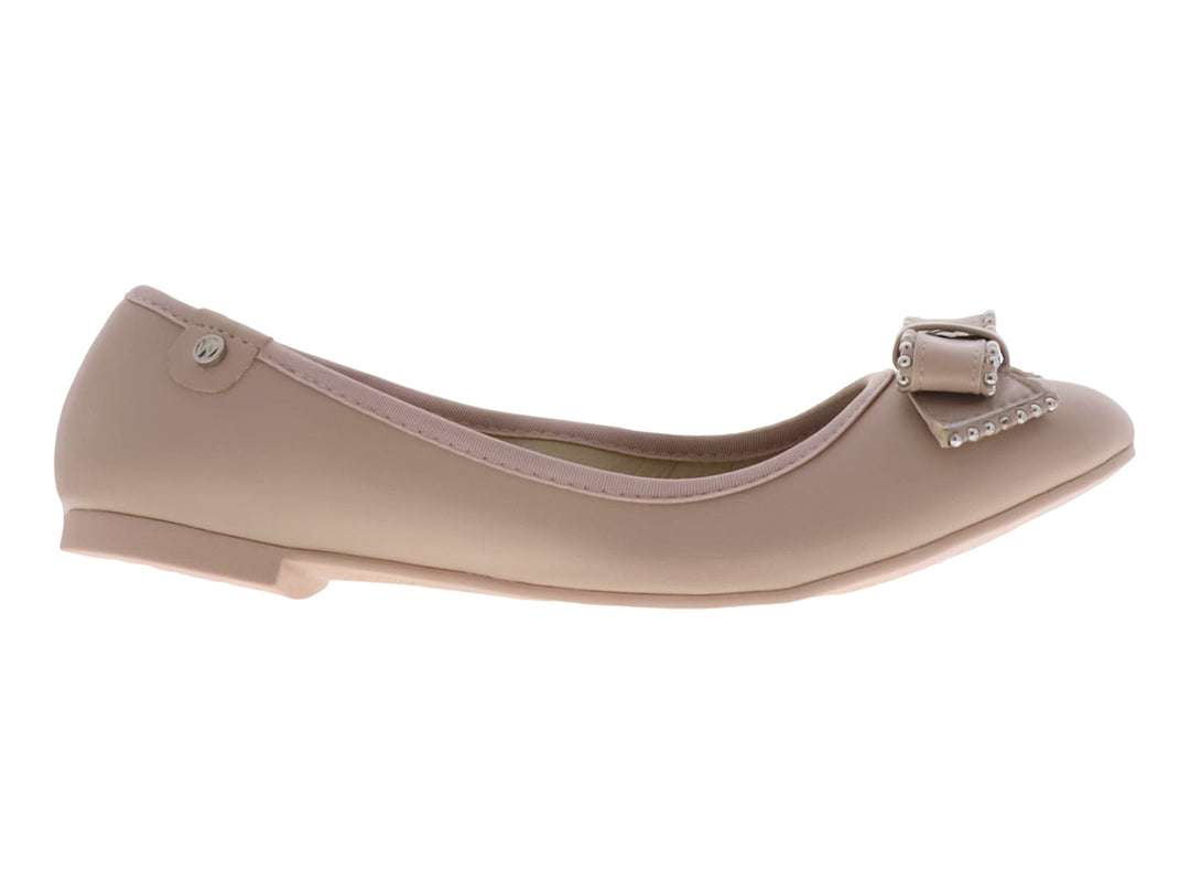 Zapato plano color nude con moño decorado con estoperoles plateados.