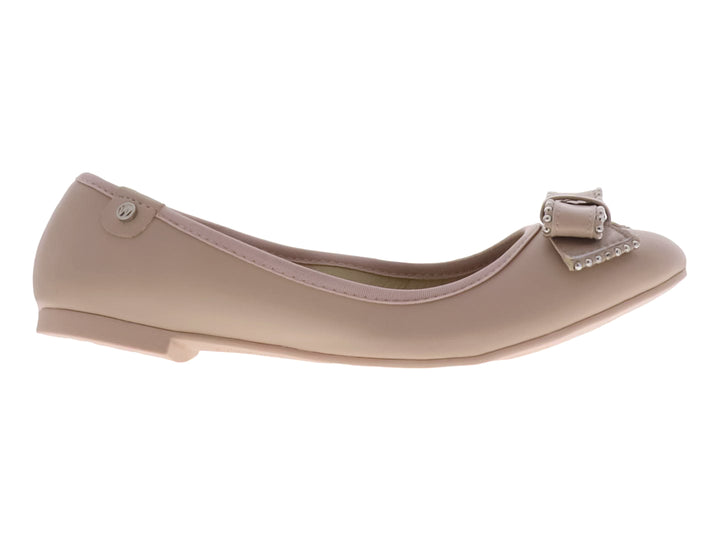 Zapato plano color nude con moño decorado con estoperoles plateados.