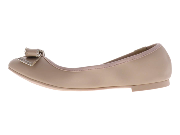 Zapato plano color nude con moño decorado con estoperoles plateados.