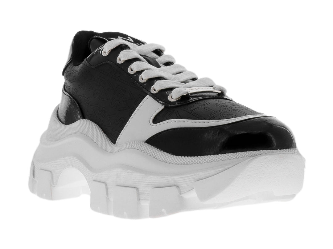 Tenis Westies color negro y blanco con suela chunky blanca y punta brillante.