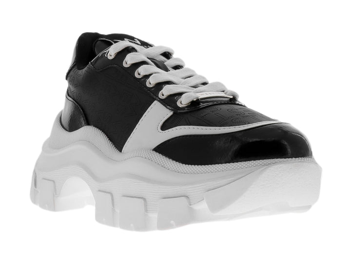 Tenis Westies color negro y blanco con suela chunky blanca y punta brillante.