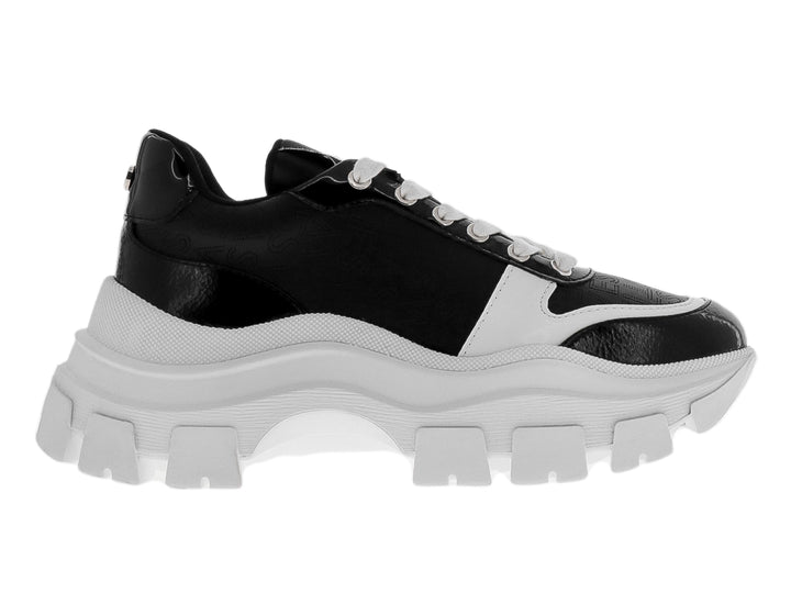 Tenis Westies color negro y blanco con suela chunky blanca y punta brillante.
