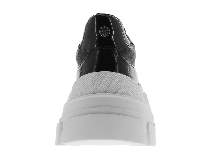 Tenis Westies color negro y blanco con suela chunky blanca y punta brillante.