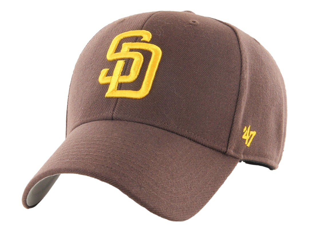 Gorra de béisbol color marrón con logotipo SD bordado en amarillo.