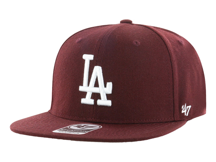 Gorra de béisbol color guinda oscuro con logotipo bordado de los Dodgers de Los Ángeles en blanco y visera plana.