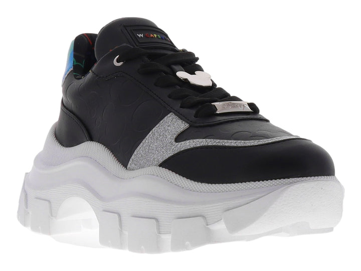 Tenis chunky color negro con suela blanca gruesa y detalles en plateado brillante.