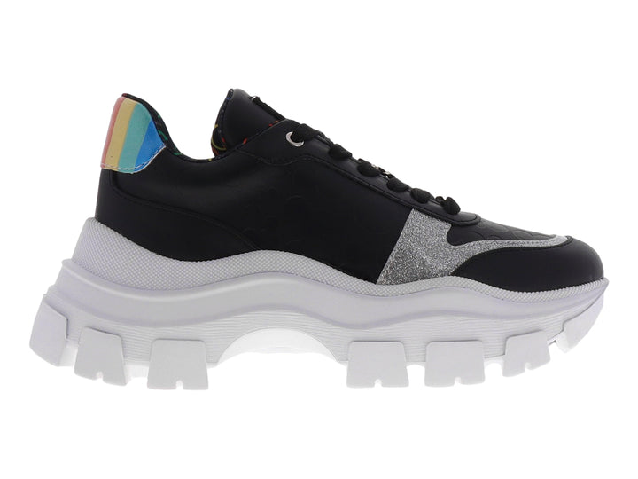 Tenis chunky color negro con suela blanca gruesa y detalles en plateado brillante.