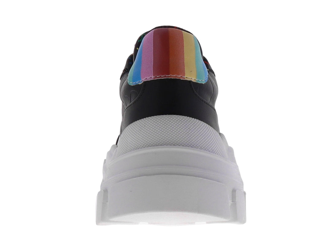 Tenis chunky color negro con suela blanca gruesa y detalles en plateado brillante.