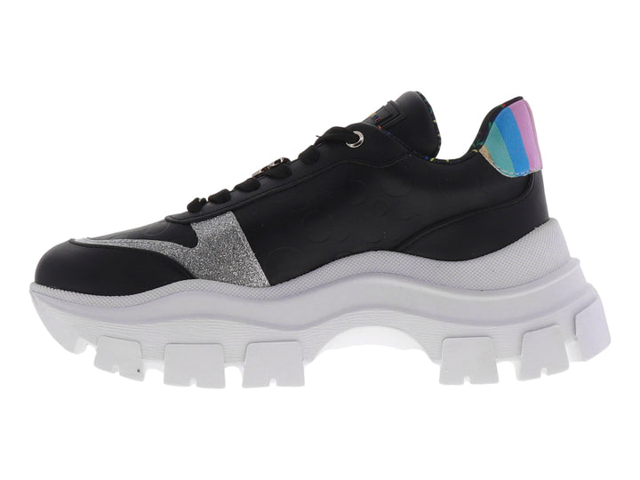 Tenis chunky color negro con suela blanca gruesa y detalles en plateado brillante.