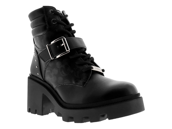 Bota negra de plataforma con tacón grueso, cierre de agujetas y correa decorativa con hebilla plateada.