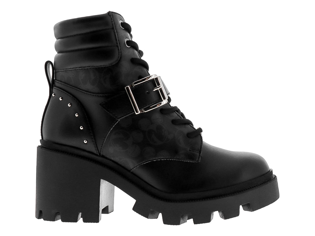 Bota negra de plataforma con tacón grueso, cierre de agujetas y correa decorativa con hebilla plateada.