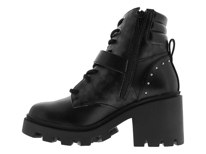 Bota negra de plataforma con tacón grueso, cierre de agujetas y correa decorativa con hebilla plateada.