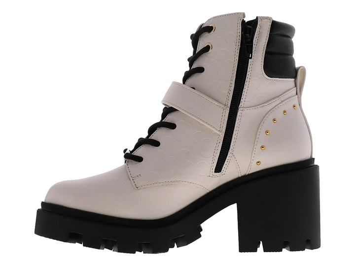 Bota de plataforma color marfil con detalles en negro, agujetas y hebilla metálica.