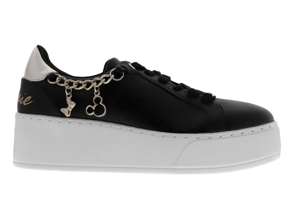 Tenis negros de plataforma con suela blanca y detalle de cadena dorada decorativa en el lateral.