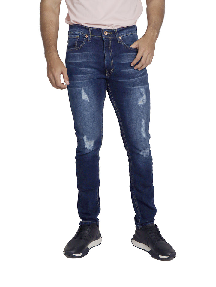 Hombre vistiendo pantalones jeans azul oscuro con efecto desgastado y corte ajustado.