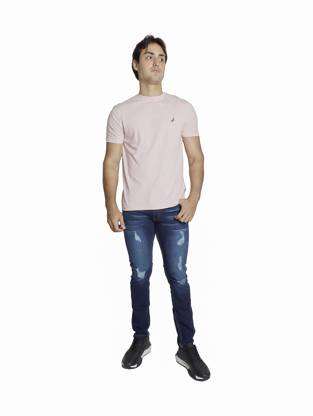 Hombre vistiendo pantalones jeans azul oscuro con efecto desgastado y corte ajustado.