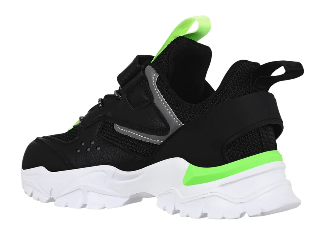 Tenis deportivos K-Swiss color negro con detalles en verde lima y suela blanca robusta.