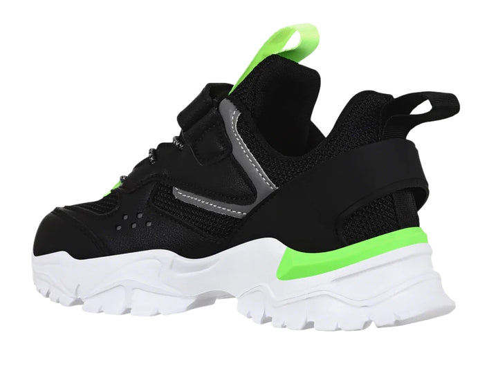 Tenis deportivos K-Swiss color negro con detalles en verde lima y suela blanca robusta.